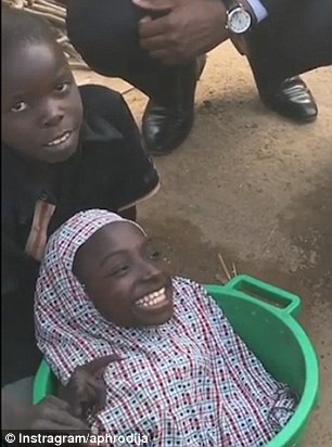 Cô gái Nigeria không tay chân sống trong chậu qua đời - 1