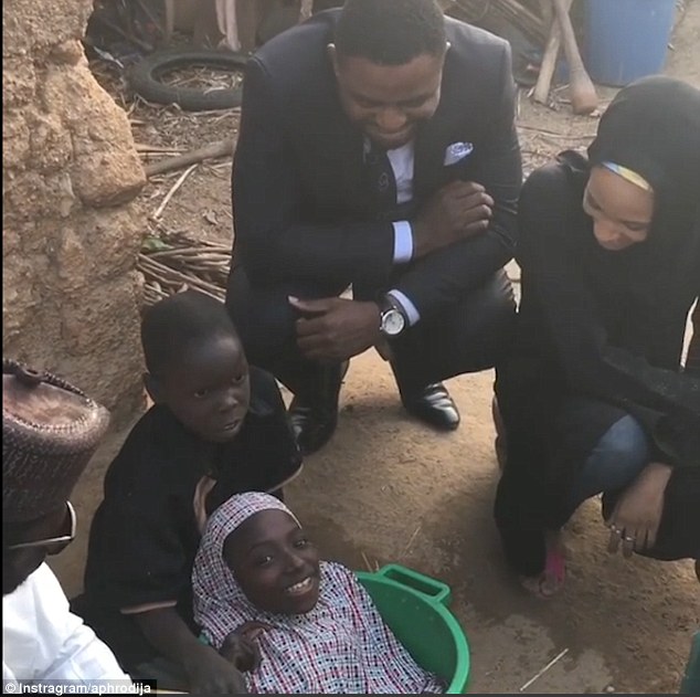 Cô gái Nigeria không tay chân sống trong chậu qua đời - 2