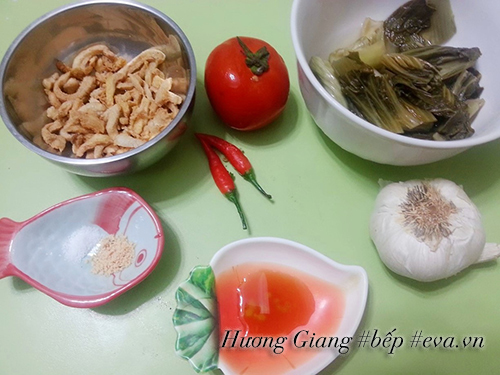 Canh dưa chua nấu tóp mỡ đơn giản mà ngon cơm - 1