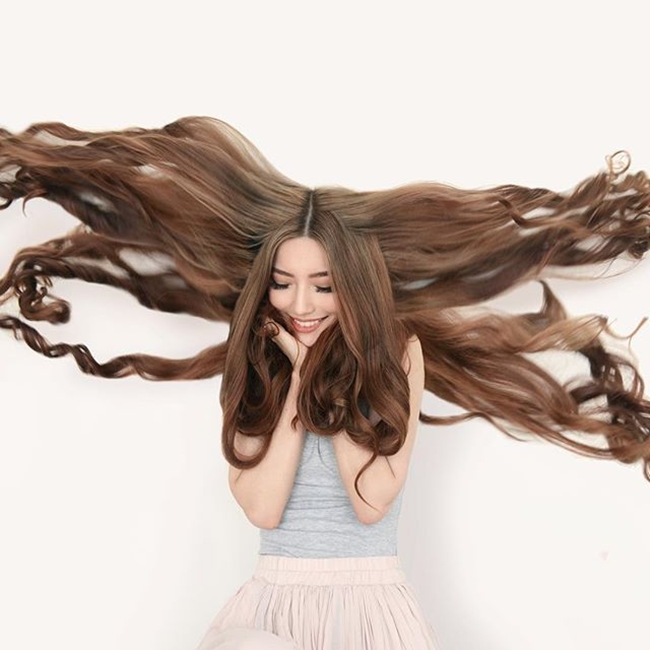 Mái tóc dài bồng bềnh và óng ả của Sarah Trần khiến nhiều cô gái phải ghen tỵ.