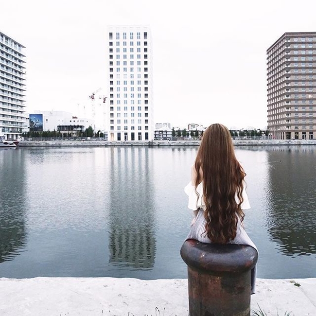 Trên Instagram, cô nàng thường xuyên khoe những hình ảnh suối tóc bồng bềnh của mình.