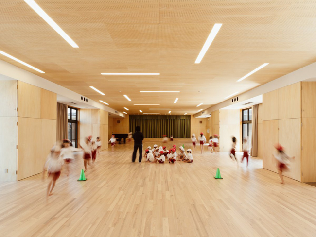 Bên trong trường thoáng rộng, ngập tràn ánh sáng, các phòng được ốp hoàn toàn bằng gỗ màu nhạt tạo không gian vui chơi sạch đẹp cho các em học sinh.