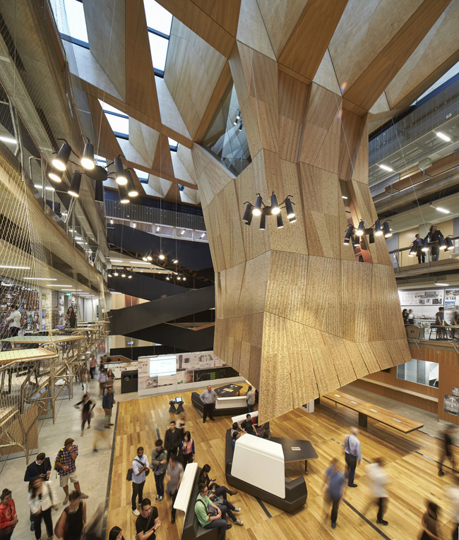 Trường Thiết kế Melbourne thuộc Đại học Melbourne có kiến trúc độc và lạ với hình thân cây lớn ở chính giữa tòa nhà.