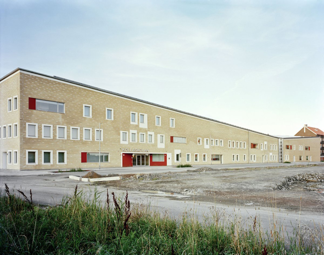 Trường Kollaskolan ở Kungsbacka, Thụy Điển được khánh thành năm 2014, thiết kế bởi kiến trúc sư Kjellgren Kaminsky với vẻ ngoài khá đơn giản.