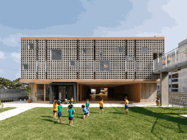 Trường mẫu giáo và mầm non Hanazono ở Nhật Bản đã lọt vào chung kết tại Liên hoan Kiến trúc thế giới năm 2016.