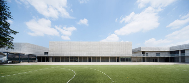 Trường Waseda tại Tokyo Nhật Bản với kiến trúc “hình học”, vuông vức, cứng cáp, gam màu chủ đạo là màu xám.
