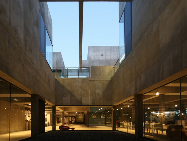 Trường Âm nhạc Toho Gakuen đã giành giải thưởng năm 2015 trong Liên hoan Kiến trúc thế giới cho hạng mục Kiến trúc nâng cao nghiên cứu và Giáo dục.