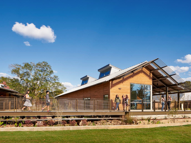 Trường Indian Springs ở Birmingham, Alabama, Mỹ từng được nhận giải thưởng về hạng mục xây dựng cơ sở giáo dục nhờ kiến trúc kết hợp môi trường học tập với thiên nhiên.