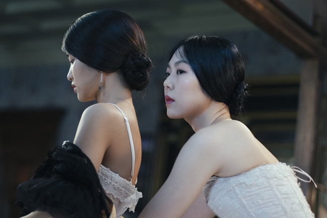 Cô hầu gái (The Handmaiden) là bộ phim gây nhiều tranh cãi nhất màn ảnh 2016 với chủ đề tình yêu đồng giới. Phim có sự tham gia của ngôi sao chuyên đóng cảnh nóng Kim Min Hee và nữ diễn viên trẻ Kim Tae Ri.