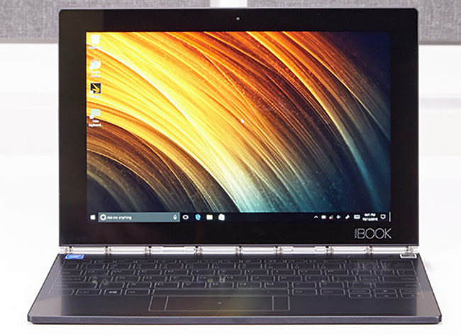 Lenovo vừa cho ra mắt chiếc máy tính bảng lai máy tính xách tay Yoga Book mỏng nhất thế giới tính tới thời điểm hiện. Sản phẩm chỉ dày 9,6mm khi gập lại - mỏng hơn 35% so với Macbook Pro mới của Apple, và dày 4,05mm ở cạnh mỏng nhất trên thân máy - tương đương với độ dày của 3 đồng xu xếp cùng nhau.