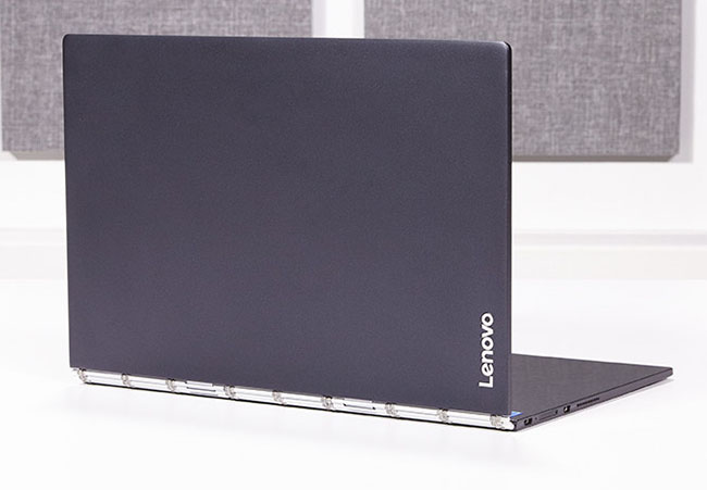 Đánh giá chung về thiết kế, Lenovo Yoga Book có thiết kế rất lạ mắt, dễ lấy thiện cảm từ người dùng ngay từ cái nhìn đầu tiên. Tuy nhiên, cách thiết kế của Yoga Book vẫn còn một số hạn chế nhất định, chẳng hạn người dùng có thể gập máy lại bằng một tay nhưng phải sử dụng cả 2 tay khi muốn bung màn hình lên.