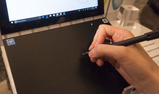 Mặt bàn phím Yoga Book có một số tính năng bổ sung khi đồng bộ với bút stylus đa năng kèm theo máy. Theo đó, người dùng có thể sử dụng đầu mực thật của bút này để viết trên mặt giấy hoặc bề mặt bàn phím, hoặc dùng bút stylus để viết thẳng lên màn hình.