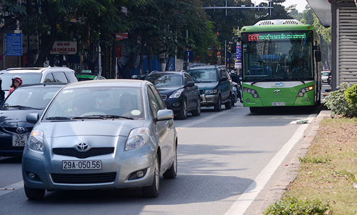 Buýt nhanh di chuyển chậm chạp trong ngày lăn bánh chính thức - 2