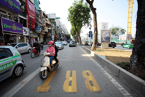 Buýt nhanh di chuyển chậm chạp trong ngày lăn bánh chính thức - 7