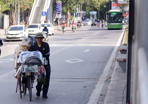 Buýt nhanh di chuyển chậm chạp trong ngày lăn bánh chính thức - 9