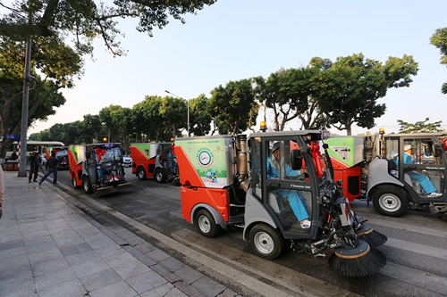 Cận cảnh dàn “siêu xe" quét rác tiền tỉ trên phố Hà Nội - 9