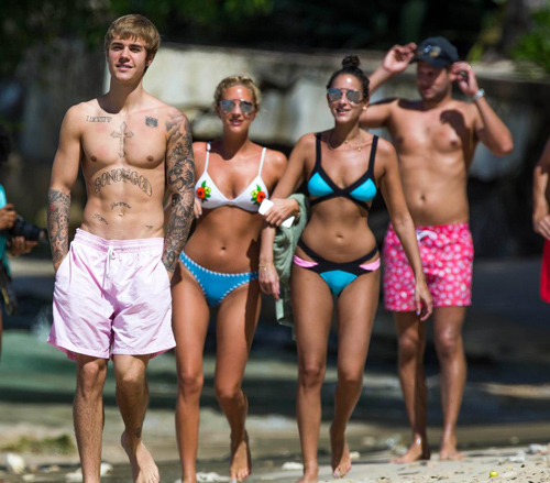 Dàn gái đẹp mặc bikini lao đến ôm Justin Bieber trên biển - 3