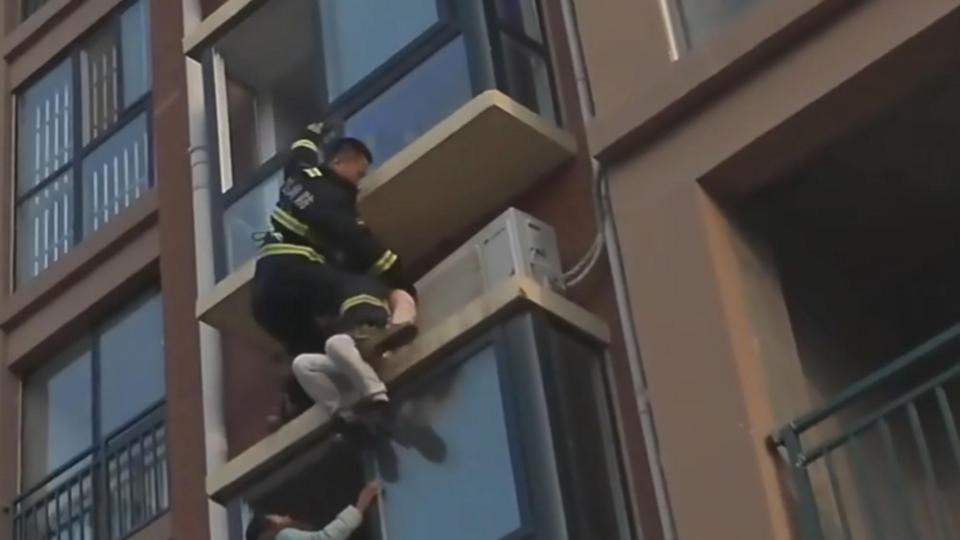 Rợn người lính cứu hỏa từ trên cao chộp cô gái nhảy lầu - 1