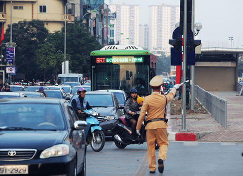 Ảnh: Xe buýt nhanh &#34;chôn chân&#34; trên đường - 7