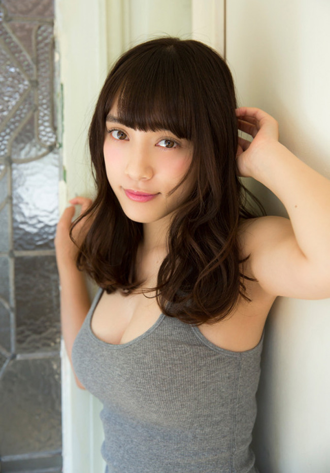 Người mẫu gợi cảm Sayaka Tomaru sở hữu khuôn ngực nóng bỏng với cỡ F. Sayaka Tomaru vừa là người mẫu vừa là ca sĩ.