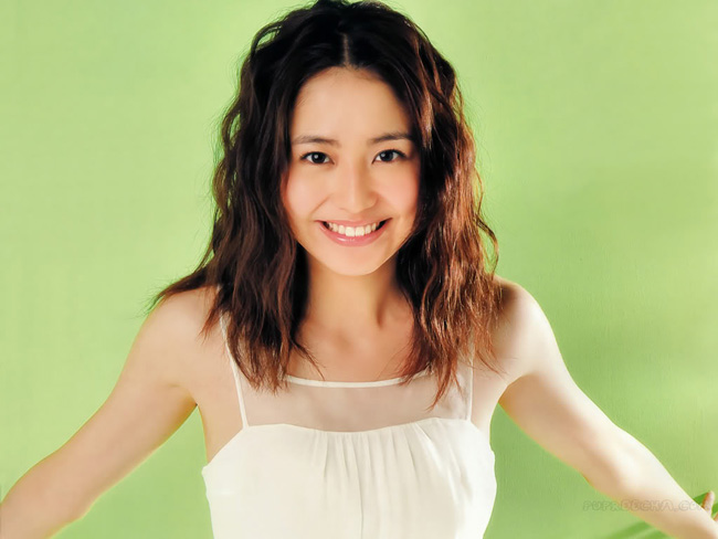 Nagasawa Masami sinh năm 1987, có gương mặt thánh thiện, nụ cười tươi tắn.