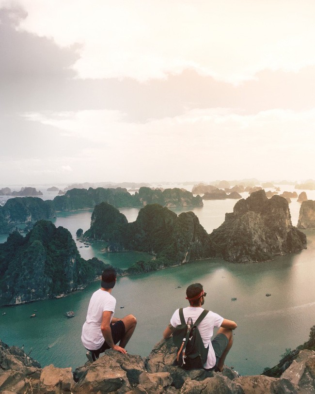 Luca và Alessandro là hai phượt thủ người Ý đang thu hút được nhiều sự chú ý từ cộng đồng mạng Việt Nam nhờ những bức ảnh “đẹp đến nao lòng” được ghi lại trong chuyến hành trình ghé thăm những địa danh du lịch nổi tiếng ở cả 3 miền Bắc – Trung – Nam.