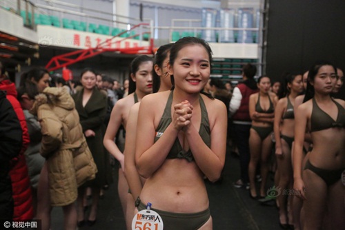 Nữ sinh hàng không diện bikini giữa cái lạnh cắt da, cắt thịt - 1