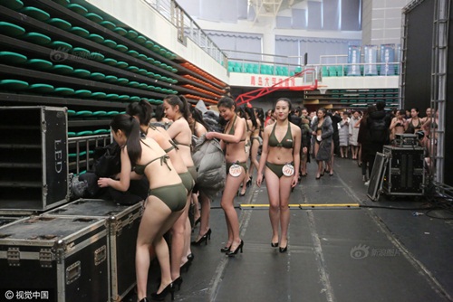 Nữ sinh hàng không diện bikini giữa cái lạnh cắt da, cắt thịt - 2