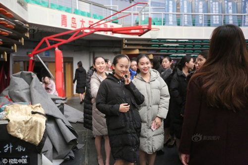 Nữ sinh hàng không diện bikini giữa cái lạnh cắt da, cắt thịt - 8