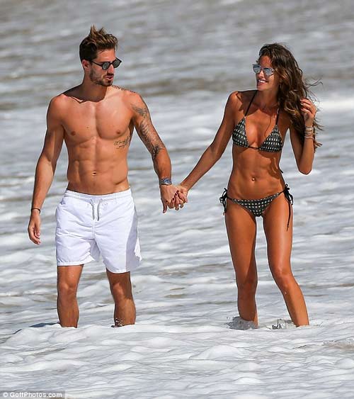 "Ghen tị gần chết" với cảnh tình tứ của chân dài Brazil - 2