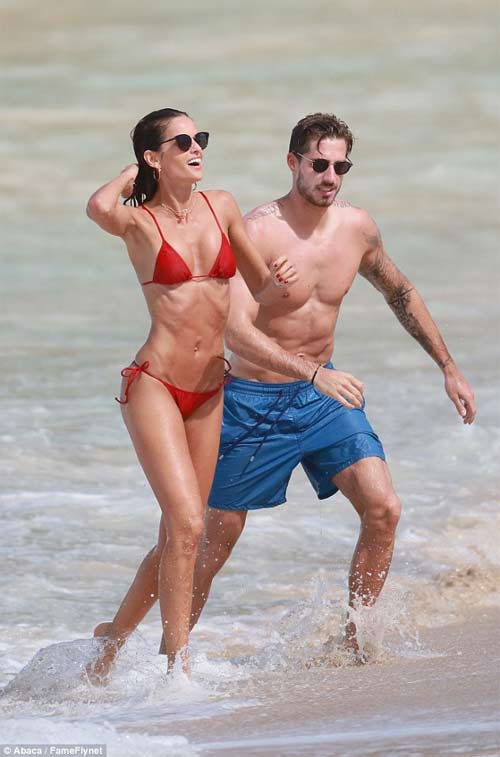 "Ghen tị gần chết" với cảnh tình tứ của chân dài Brazil - 5