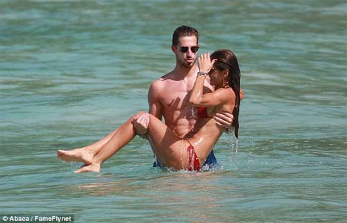 "Ghen tị gần chết" với cảnh tình tứ của chân dài Brazil - 7