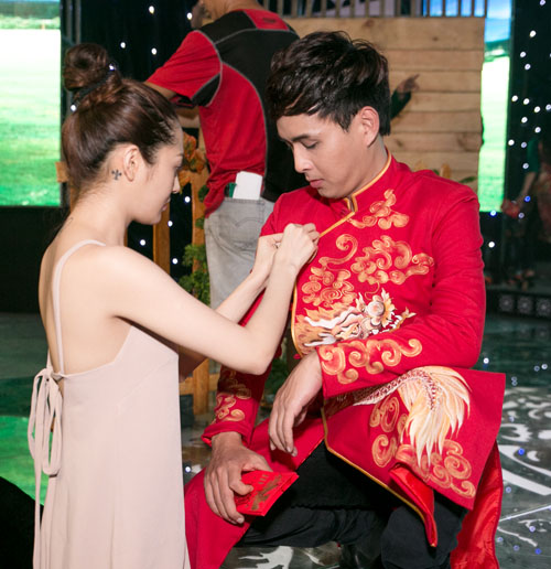 Hồ Quang Hiếu được bạn gái chăm sóc khi đi diễn - 2