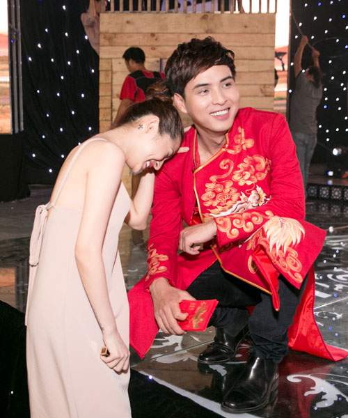 Hồ Quang Hiếu được bạn gái chăm sóc khi đi diễn - 3