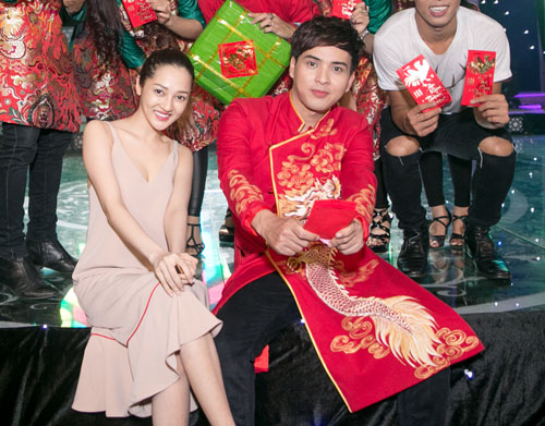 Hồ Quang Hiếu được bạn gái chăm sóc khi đi diễn - 4