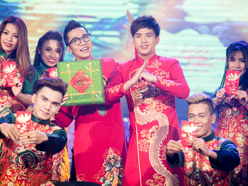 Hồ Quang Hiếu được bạn gái chăm sóc khi đi diễn - 5