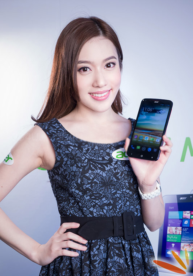 Người đẹp tạo gàng bên smartphone Acer Liquid S2