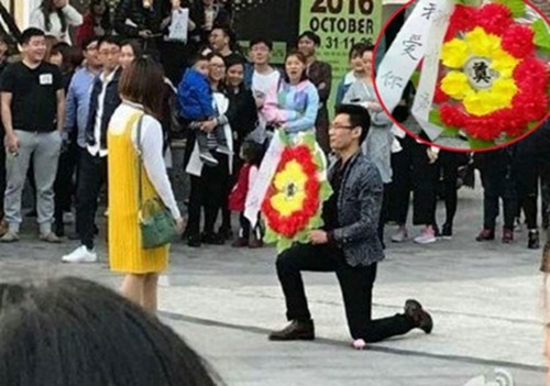 Màn tỏ tình giống hệt... đám tang gây xôn xao mạng xã hội - 4