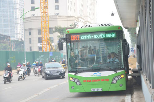 Chủ tịch Hà Nội trải nghiệm buýt nhanh ngày khai trương - 1