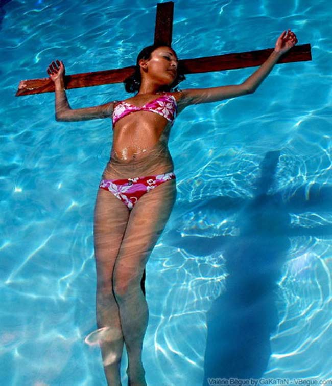 Hoa hậu Pháp 2007 Valerie Begue từng gặp chỉ trích dữ dội từ dư luận vì bức ảnh mặc áo tắm nằm ngả ngốn trên cây thánh giá. 