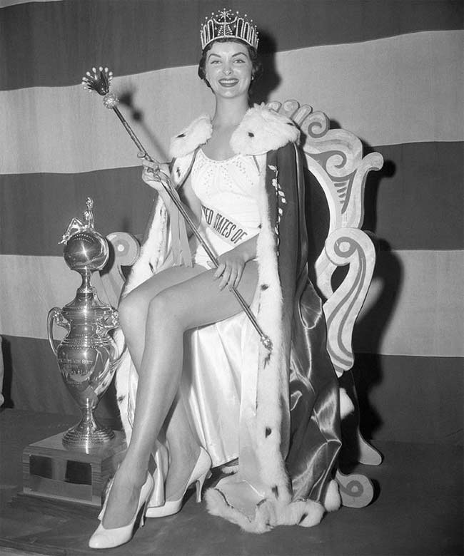 Hoa hậu Mỹ 1957 Mary Leona Gage bị tước vương miện vì từng lấy chồng năm 14 tuổi và có 2 con. 