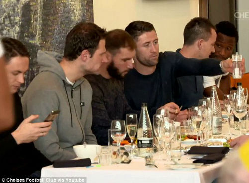 Sao bóng đá đón năm 2017: MU mở tiệc, sao Barca vùi đầu tập luyện - 4