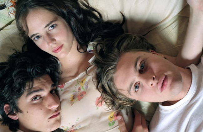 Đạo diễn người Ý Bernardo Bertolucci tiếp tục đề tài tình dục và tuổi trẻ với bộ phim The Dreamers. Ấn tượng nhất trong phim là những cảnh thác loạn giữa ba nhân vật chính. Dù phim được gắn mác 18+ nhưng The Dreamers vẫn kiếm về tới 15 triệu USD phòng vé.