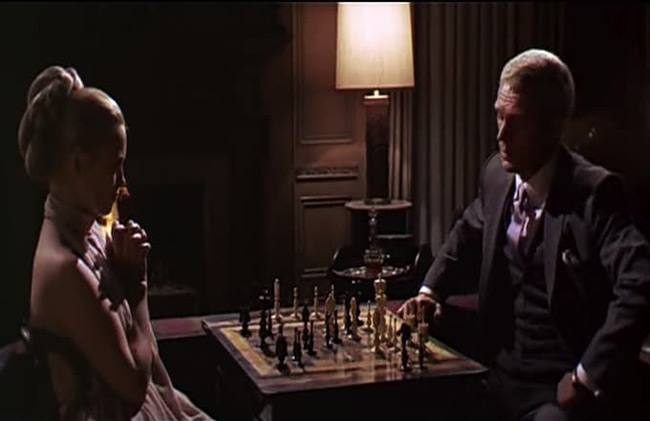 Từ thập niên 60, phim The Thomas Crown Affair đã có cảnh nóng đầy ấn tượng. Đó là cảnh Thomas Crown và Vicky Anderson chơi cờ vua với nhau một cách đầy khiêu khích.