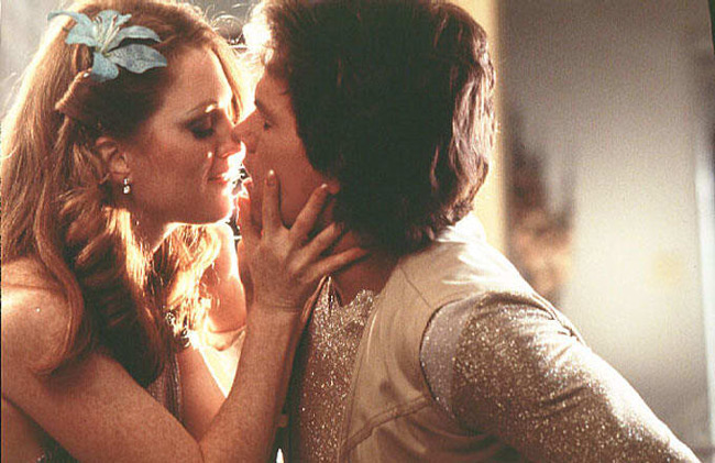 Trong Boogie Nights, Mark Wahlberg đã có cảnh nóng trên màn ảnh đầu tiên với Julianne Moore. Ban đầu, cảnh trong phim rất nóng nhưng sau đó đạo diễn đã phải cắt bỏ hết những cảnh 18+ này đi.
