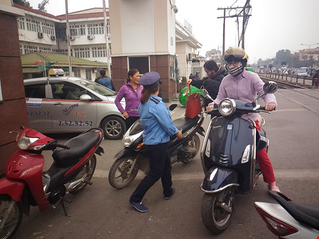 Gác tàu thu vé xe “cắt cổ” trước cổng BV Bạch Mai - 1