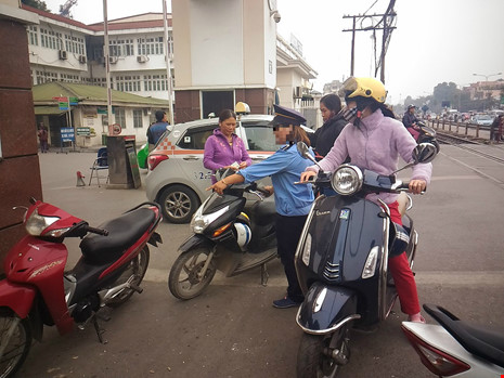 Gác tàu thu vé xe “cắt cổ” trước cổng BV Bạch Mai - 2