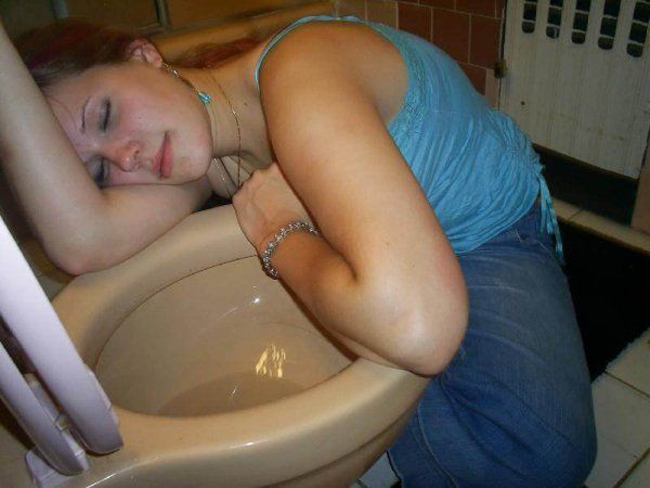 Say xỉn nằm ngủ luôn ở trong WC.