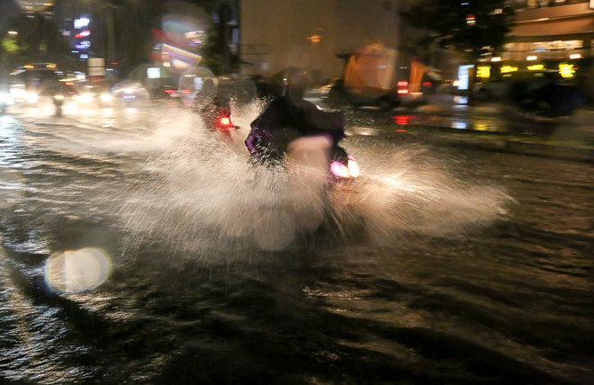 Có “quái vật” hút nước, đường phố SG vẫn thành “sông” sau cơn mưa - 1