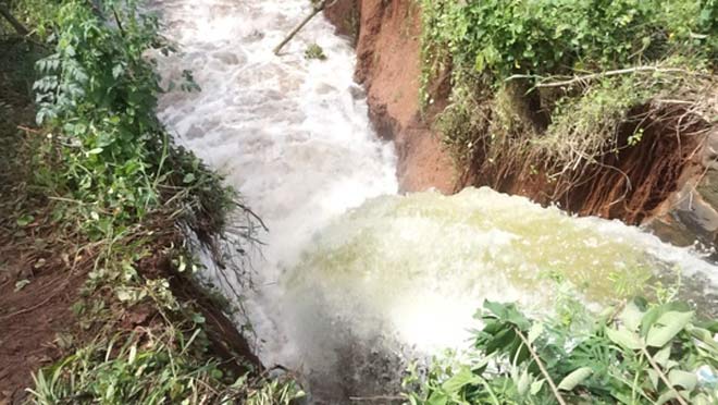 Vỡ kênh dẫn tràn hồ Gia Hoét, di dời hàng chục hộ dân - 1